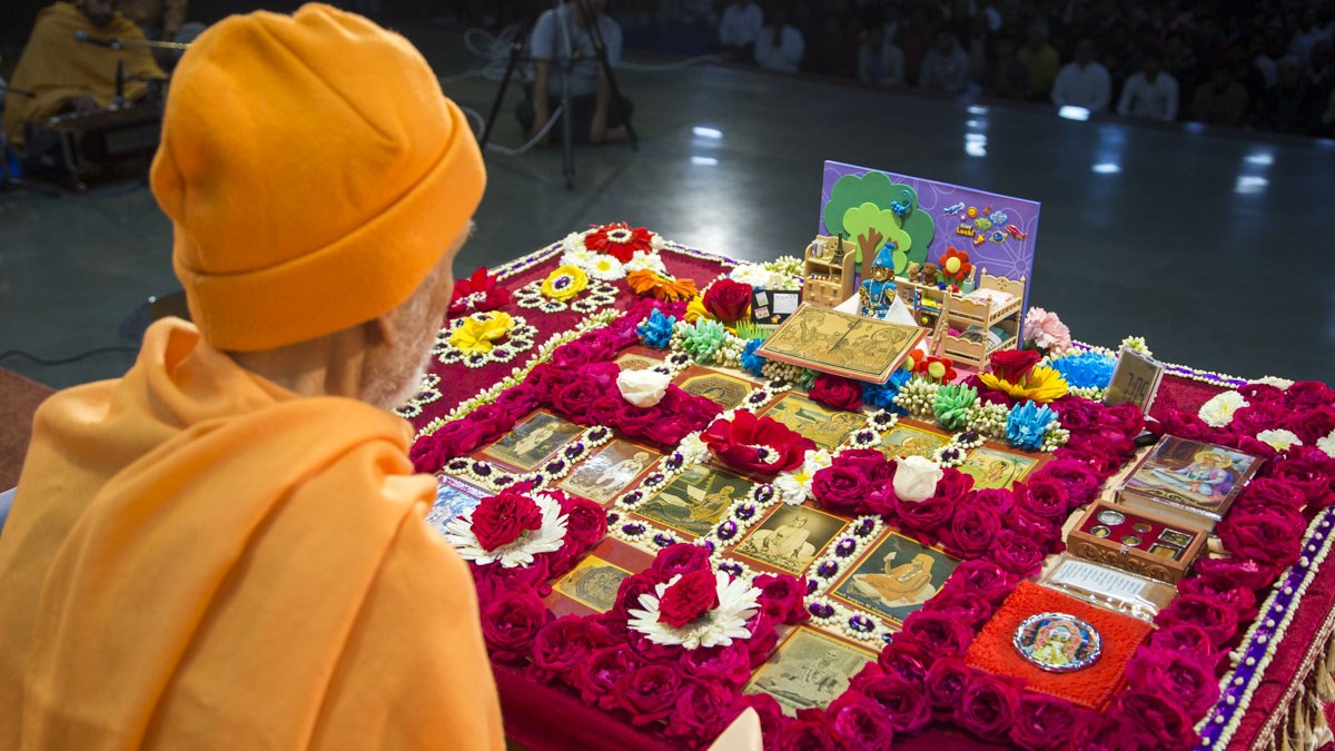 Param Pujya Mahant Swami Maharaj performs his morning puja, 10 Jan 2017