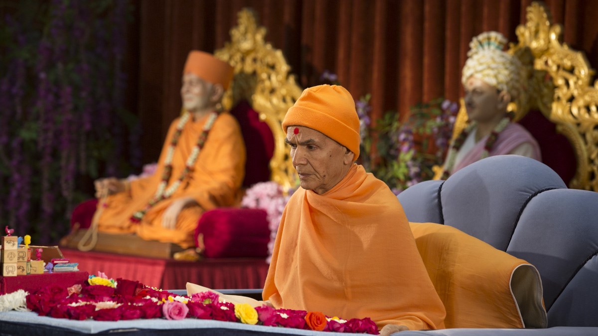Param Pujya Mahant Swami Maharaj performs his morning puja, 11 Jan 2017