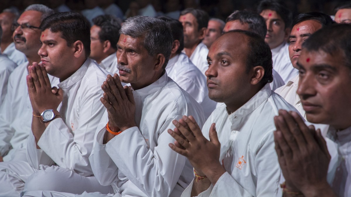Karyakars pray before Param Pujya Mahant Swami Maharaj, 11 Jan 2017
