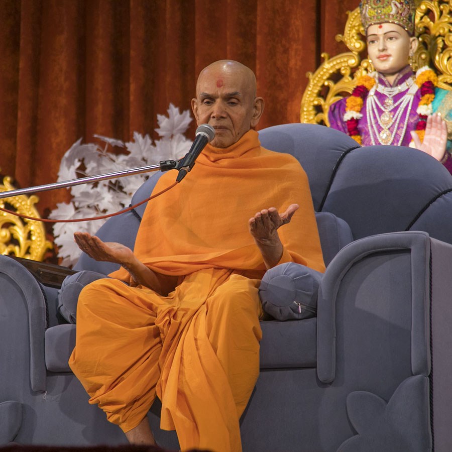 Param Pujya Mahant Swami Maharaj blesses the evening satsang assembly, 11 Jan 2017