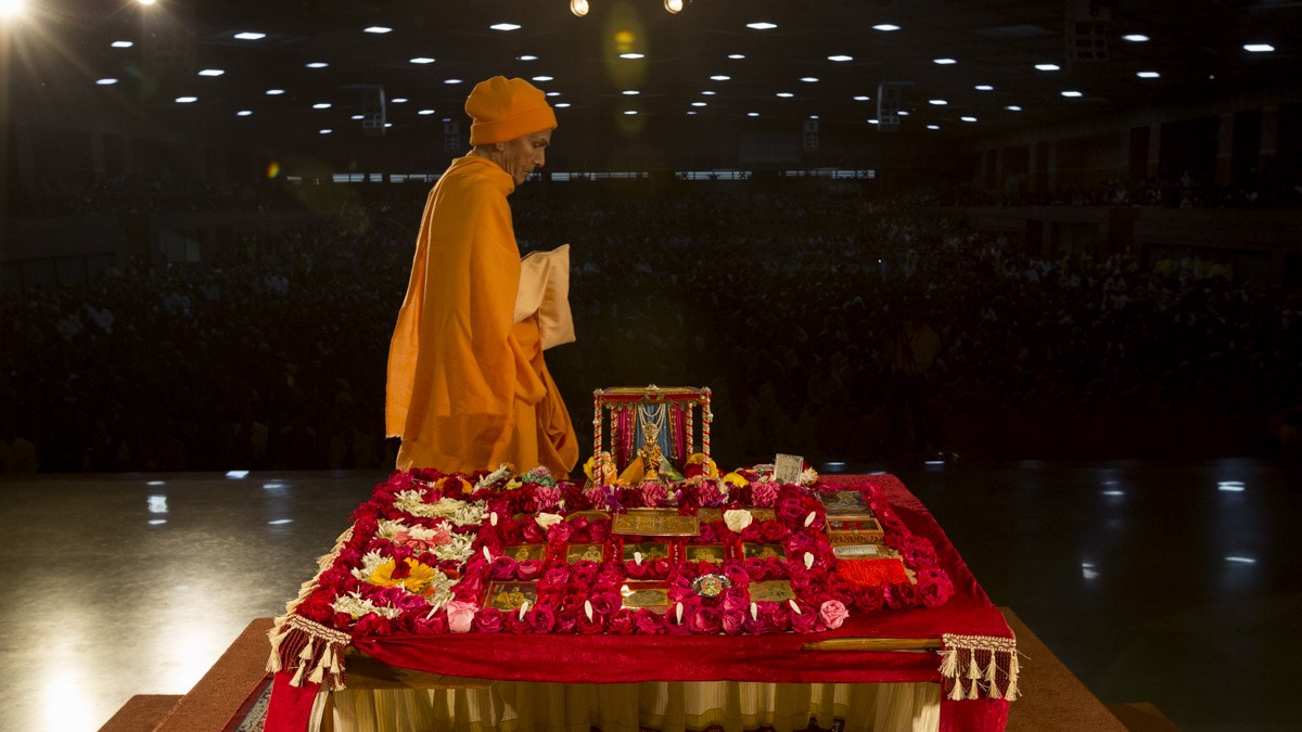 Param Pujya Mahant Swami Maharaj performs his morning puja, 12 Jan 2017
