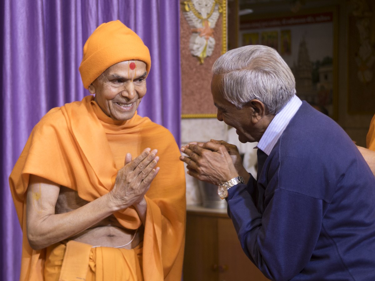 Param Pujya Mahant Swami blesses Shri Harshadbhai Chavda, 12 Jan 2017