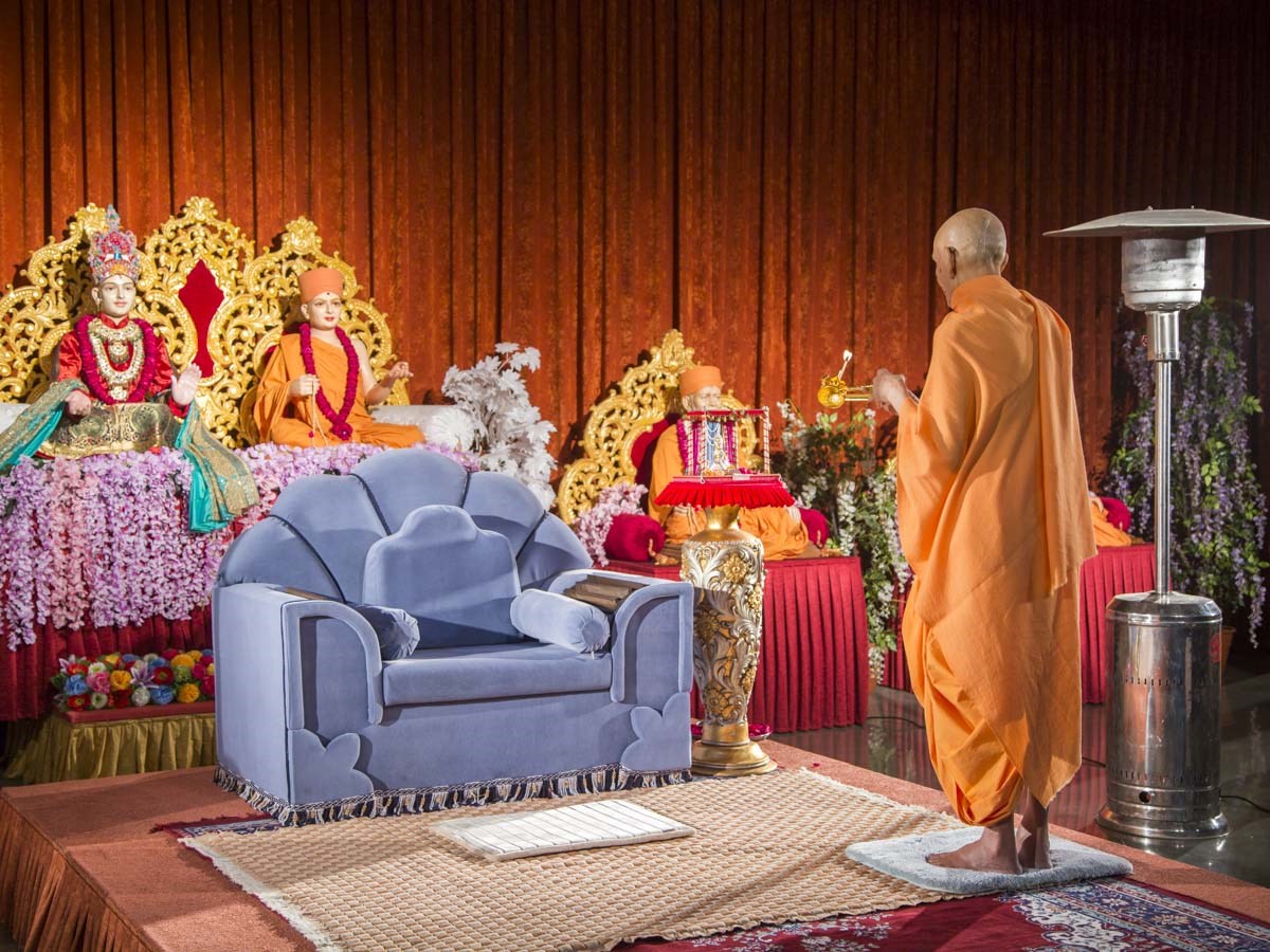 Param Pujya Mahant Swami Maharaj performs evening arti in the evening satsang assembly commemorating Poshi Purnima (Gunatit Diksha Din), 12 Jan 2017