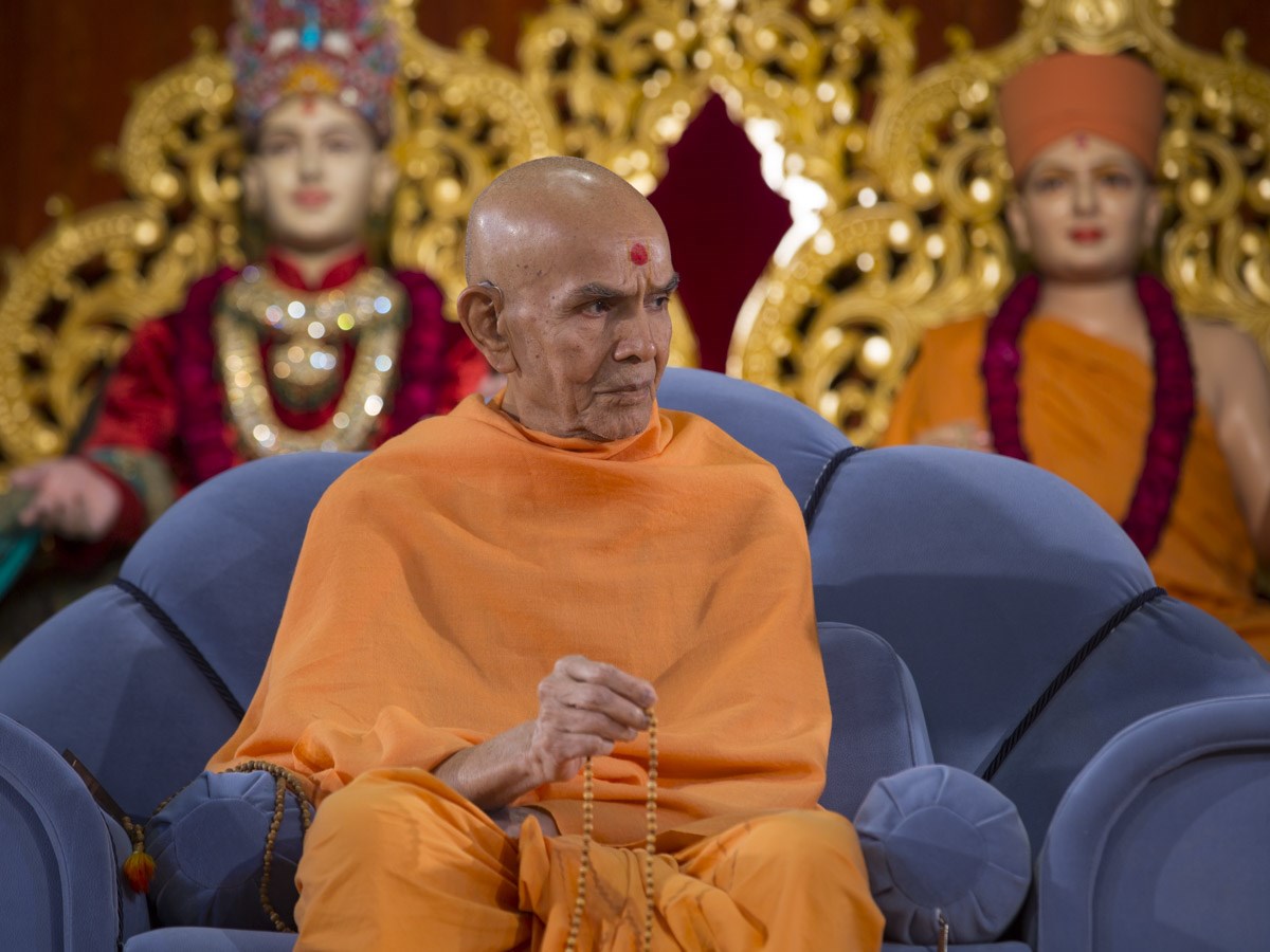 Param Pujya Mahant Swami Maharaj during the assembly, 12 Jan 2017