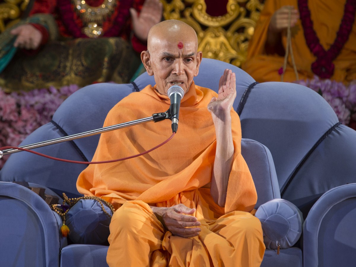 Param Pujya Mahant Swami Maharaj blesses the evening satsang assembly, 12 Jan 2017