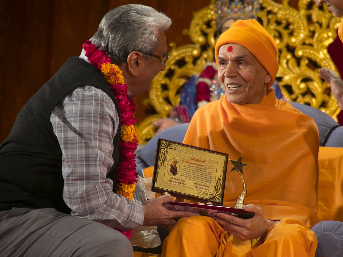 Param Pujya Mahant Swami Maharaj blesses Shri Kiritbhai Patel, 13 Jan 2017