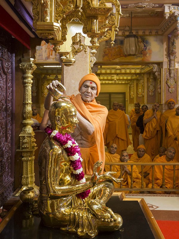 Param Pujya Mahant Swami Maharaj performs abhishek of Shri Bhagwan Swaminarayan, 13 Jan 2017