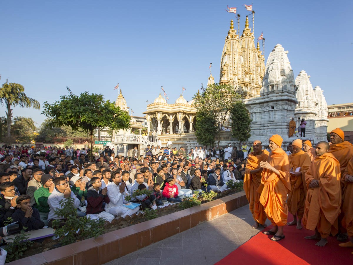 Devotees doing darshan of Param Pujya Mahant Swami Maharaj, 13 Jan 2017