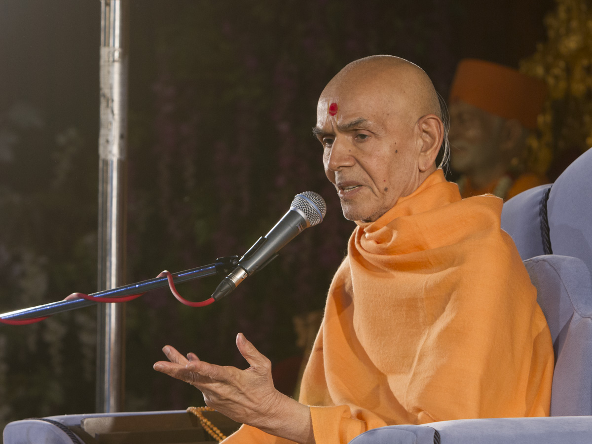 Param Pujya Mahant Swami Maharaj blesses the evening satsang assembly, 13 Jan 2017