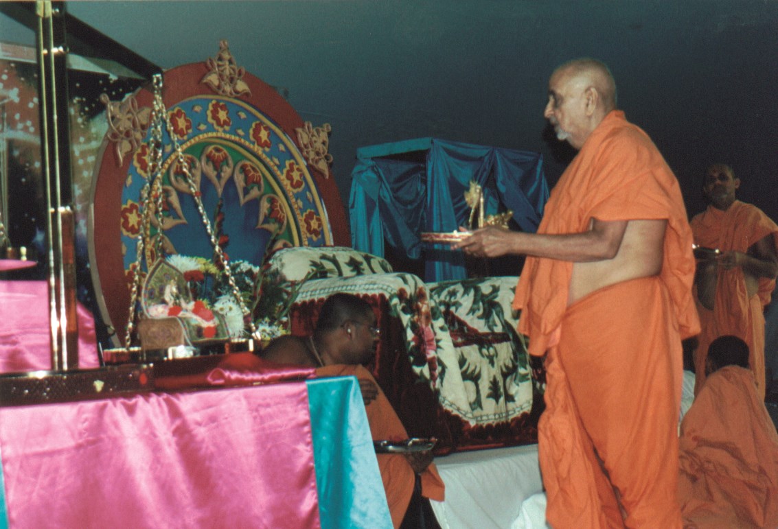 Swamishri & Sadguru Swamis