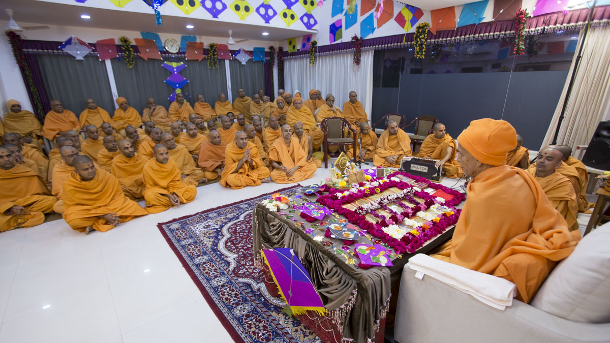 Sadhus doing darshan of Param Pujya Mahant Swami Maharaj's morning puja