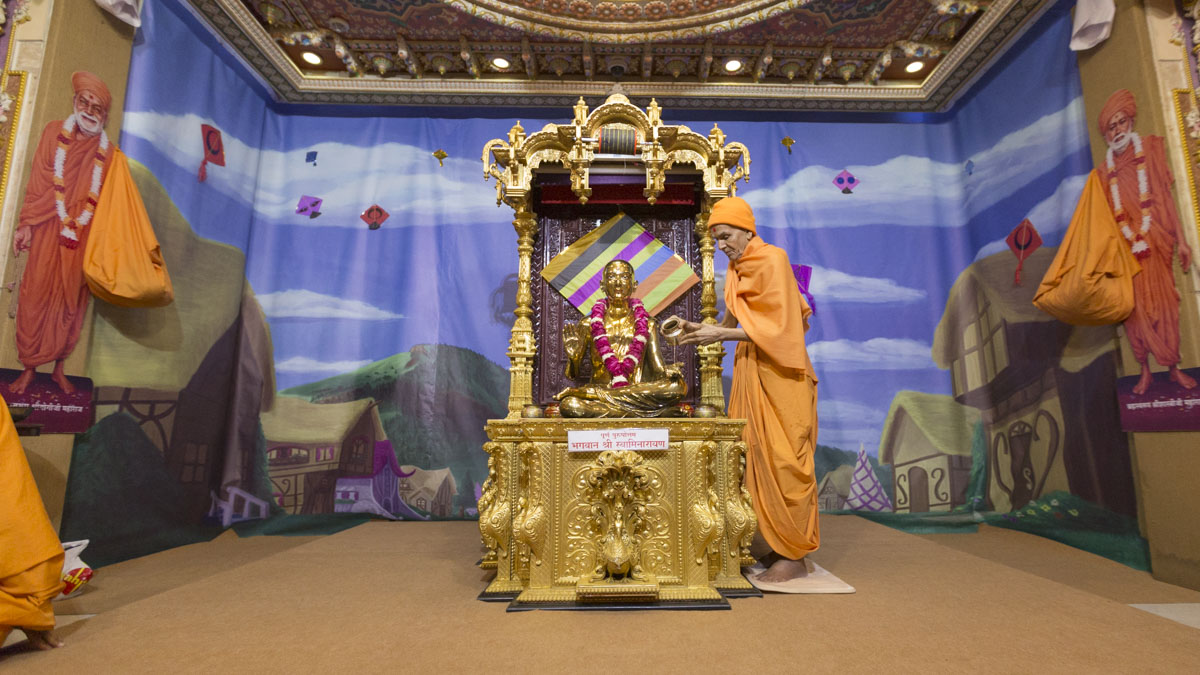 Param Pujya Mahant Swami Maharaj performs abhishek of Bhagwan Swaminarayan