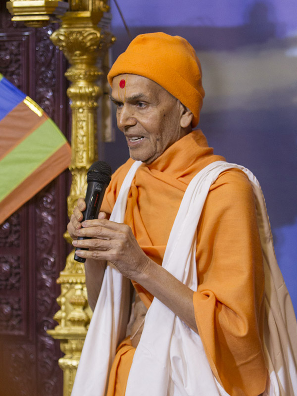 'Narayan Hare, Sachhidanand Prabho...' Param Pujya Mahant Swami Maharaj proclaims jholi call