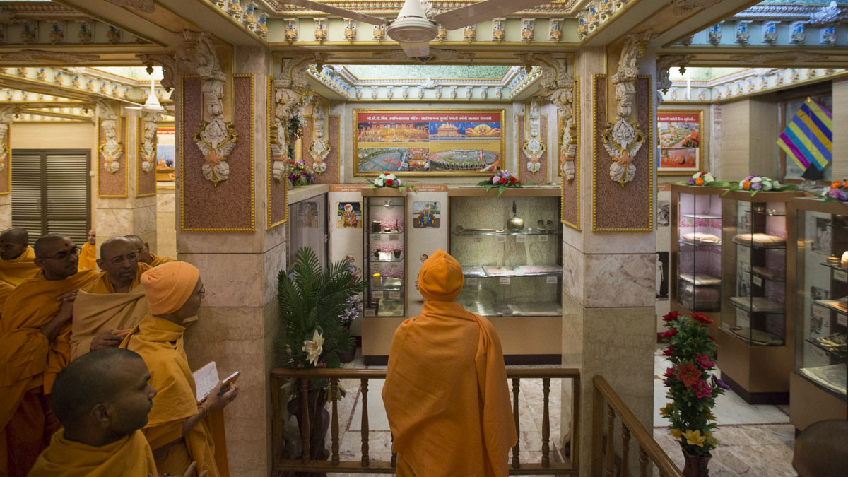 Param Pujya Mahant Swami Maharaj engrossed in darshan of holy relics of Bhagwan Swaminarayan and Shri Guruparampara