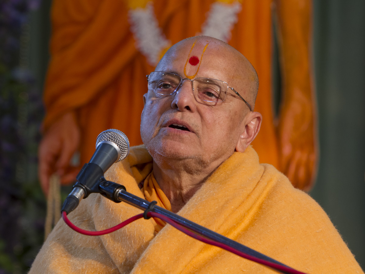 Pujya Ishwarcharan Swami addresses the Jholi celebration assembly