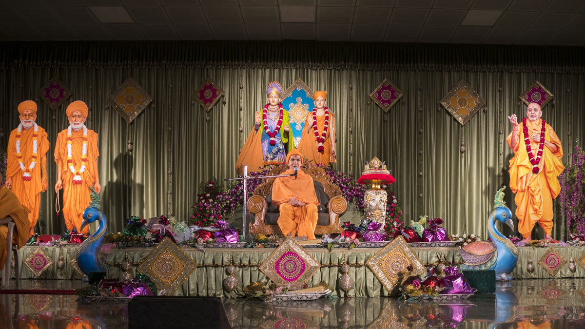 Param Pujya Mahant Swami Maharaj blesses the assembly 