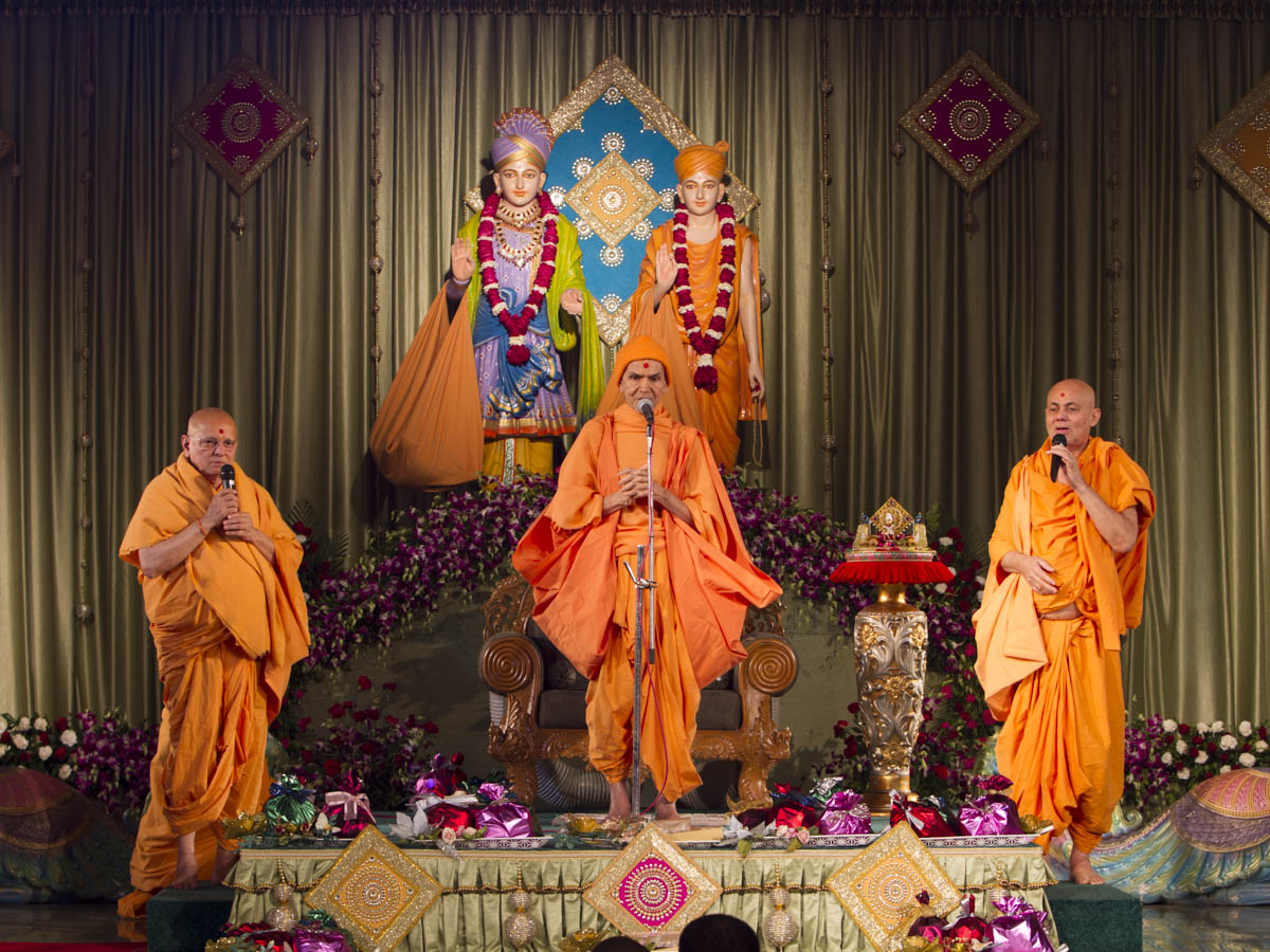 'Narayan Hare, Sachhidanand Prabho...' Param Pujya Mahant Swami Maharaj and senior sadhus proclaim jholi call