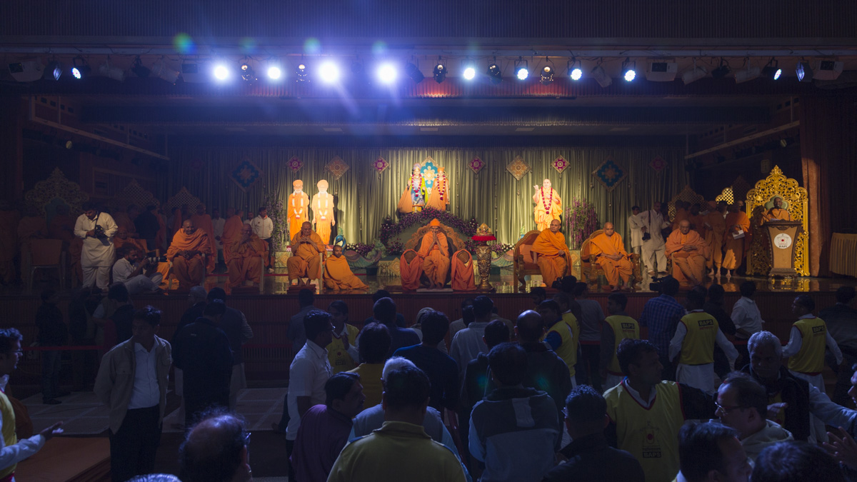 Devotees offering their seva in jholi