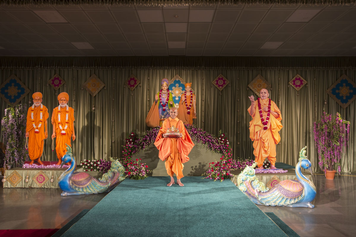 Param Pujya Mahant Swami Maharaj with Shri Harikrishna Maharaj