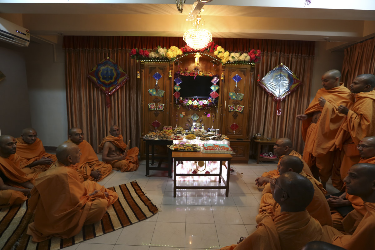 Param Pujya Mahant Swami Maharaj during thal to Shri Harikrishna Maharaj