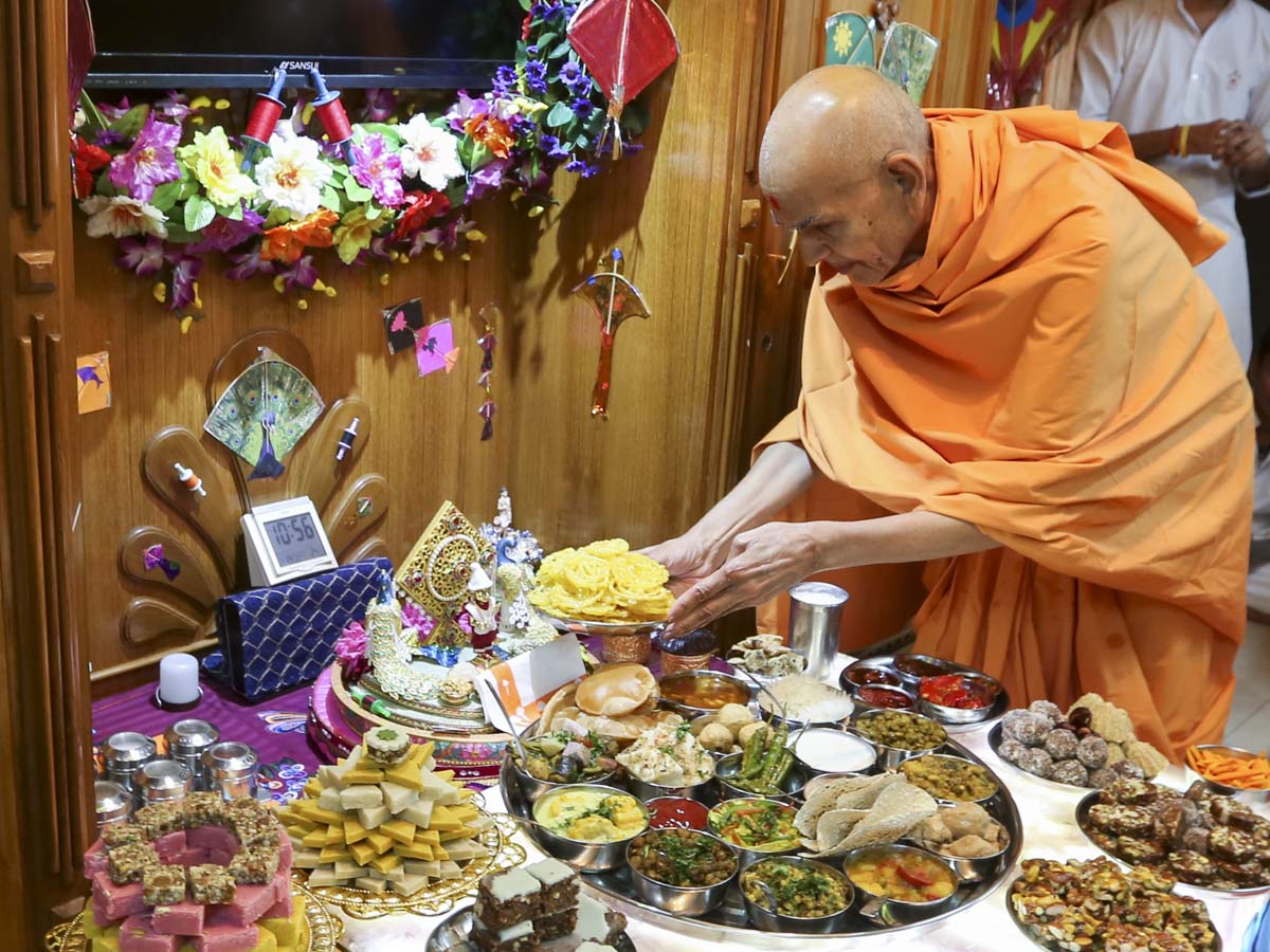 Param Pujya Mahant Swami Maharaj offers jalebi to Shri Harikrishna Maharaj