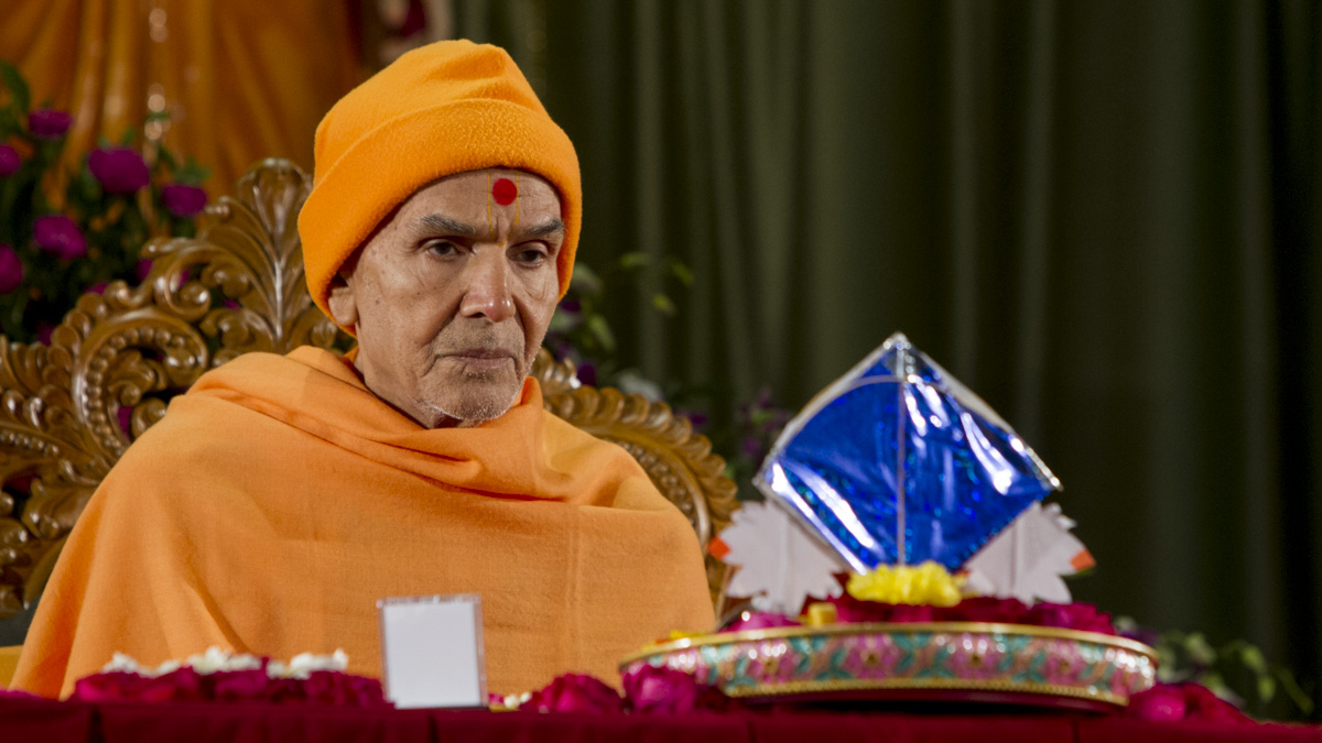 Param Pujya Mahant Swami Maharaj performs his morning puja, 15 Jan 2017