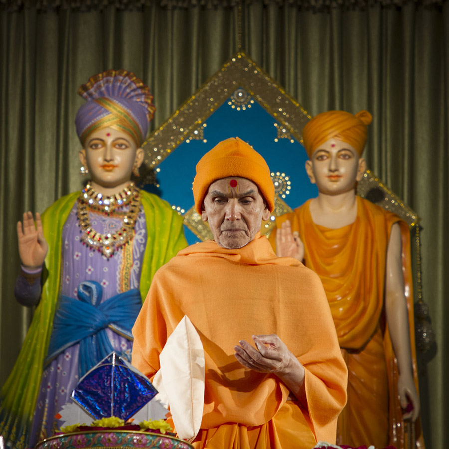 Param Pujya Mahant Swami Maharaj performs his morning puja, 15 Jan 2017