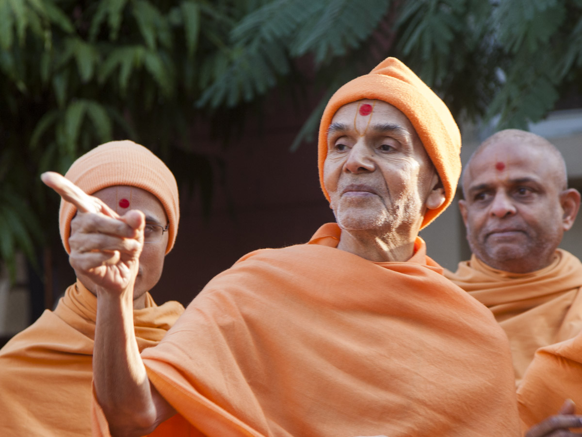 Param Pujya Mahant Swami Maharaj blesses devotees, 15 Jan 2017