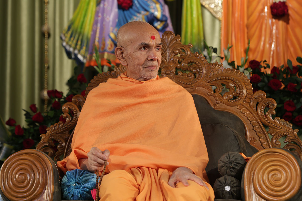 Param Pujya Mahant Swami Maharaj doing a mala during the assembly, 15 Jan 2017