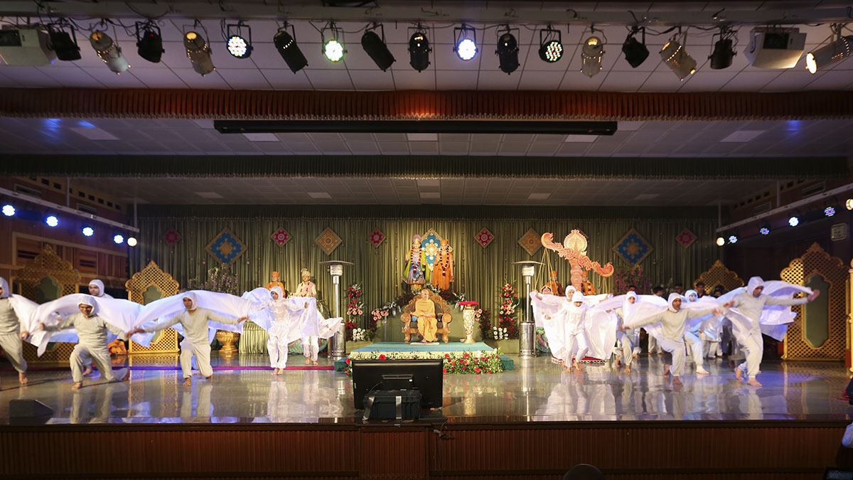Children perform a cultural dance before Param Pujya Mahant Swami Maharaj, 15 Jan 2017