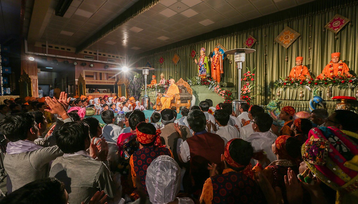 Param Pujya Mahant Swami Maharaj blesses the evening satsang assembly, 15 Jan 2017