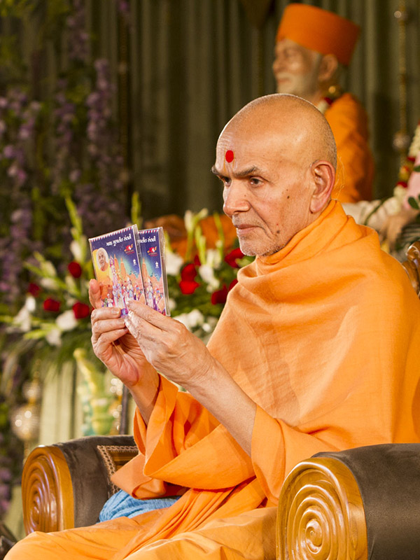 Param Pujya Mahant Swami Maharaj inaugurates an audio publication 'Gatha Gunatit Santni', 15 Jan 2017