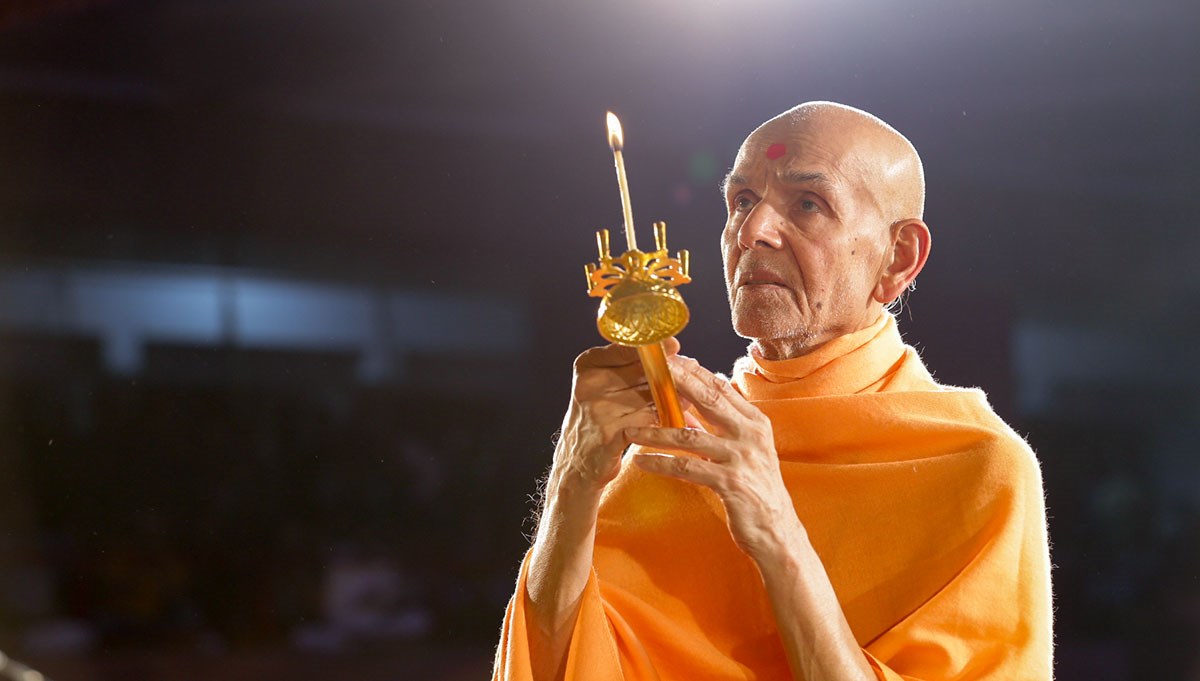 Param Pujya Mahant Swami Maharaj performs evening arti, 15 Jan 2017