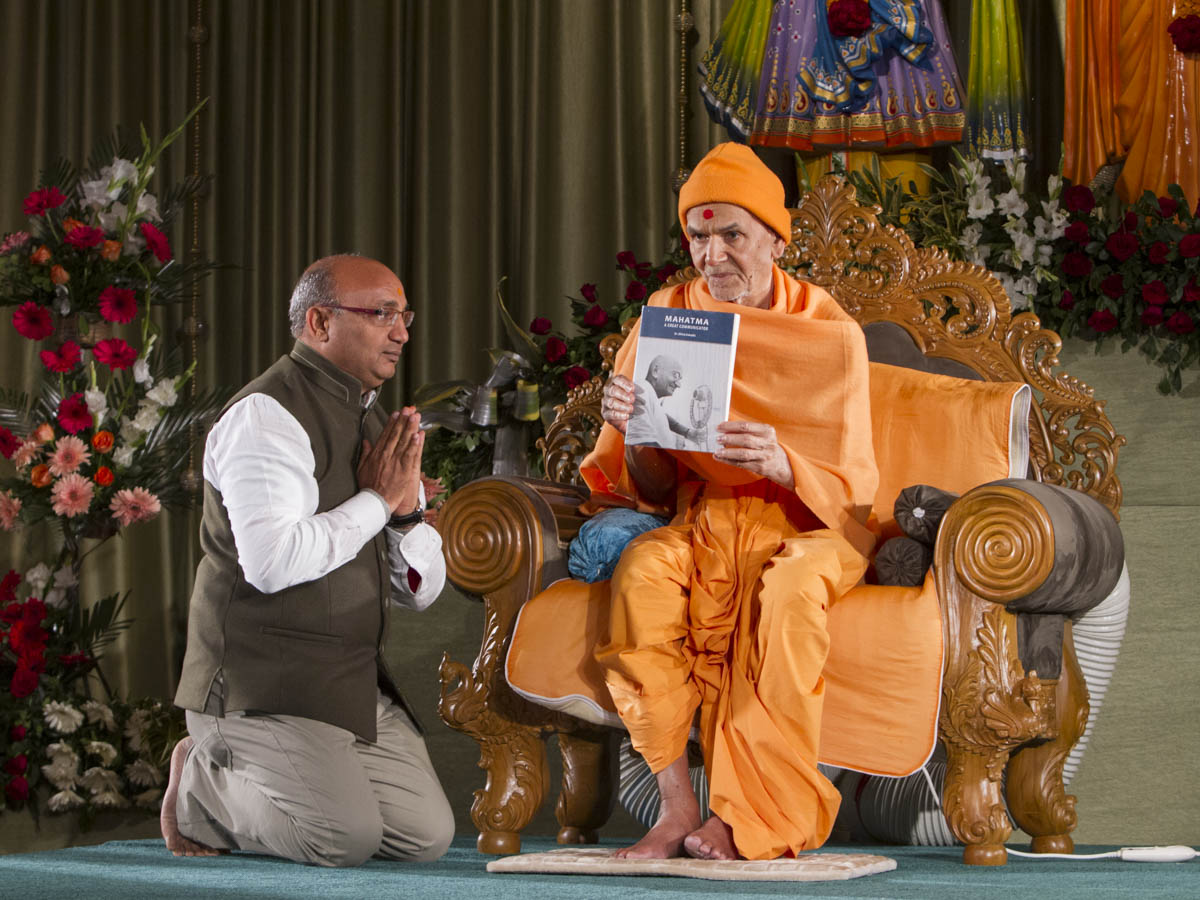 Param Pujya Mahant Swami Maharaj inaugurates a book 'Mahatma - A Great Communicator' by Shri Dhiraj Kakadia, 16 Jan 2017