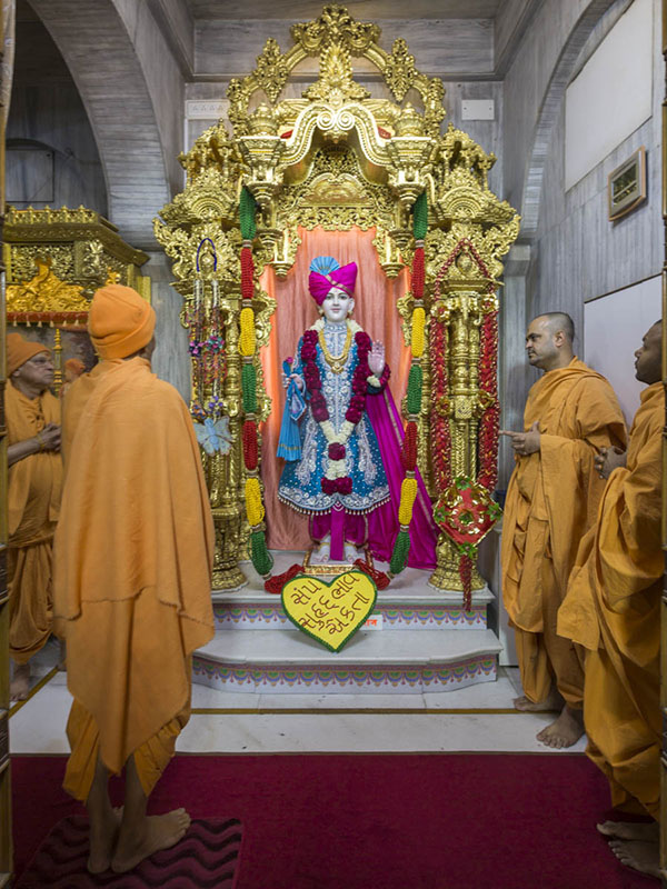 Param Pujya Mahant Swami Maharaj engrossed in darshan of Shri Ghanshyam Maharaj, 16 Jan 2017