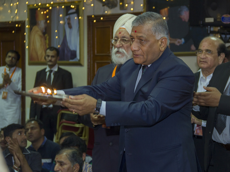 General V.K.Singh performs arti