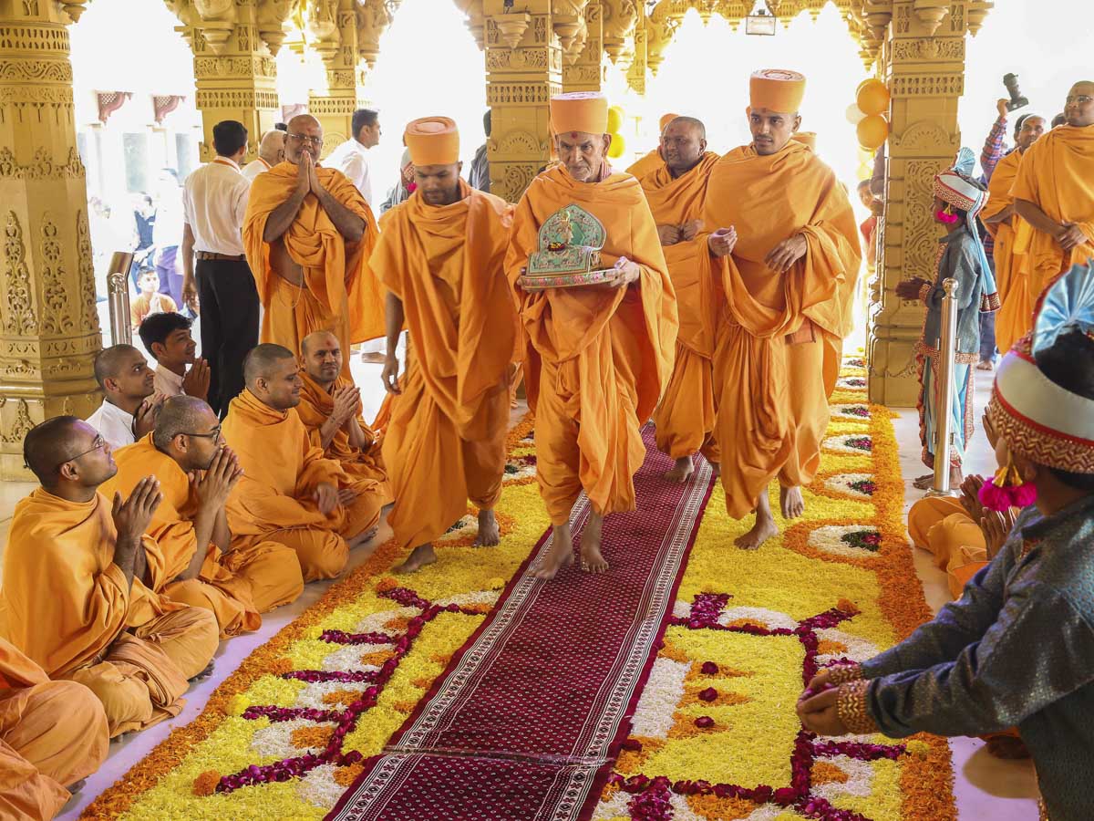 Param Pujya Mahant Swami Maharaj with Shri Harikrishna Maharaj, 16 Jan 2017