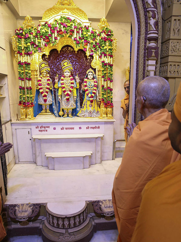 Param Pujya Mahant Swami Maharaj engrossed in darshan of Thakorji, 16 Jan 2017