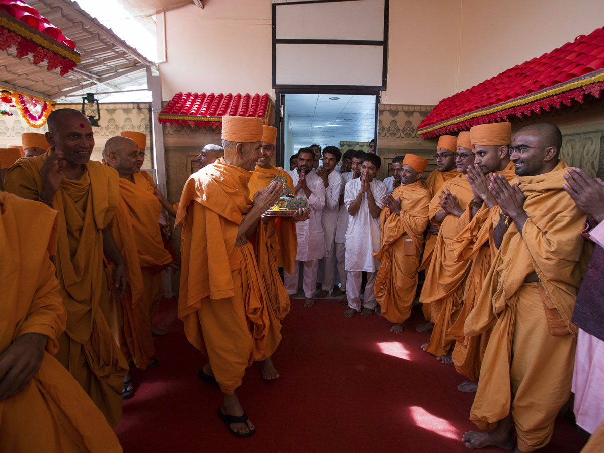 Sadhus and devotees doing darshan of Param Pujya Mahant Swami Maharaj, 16 Jan 2017