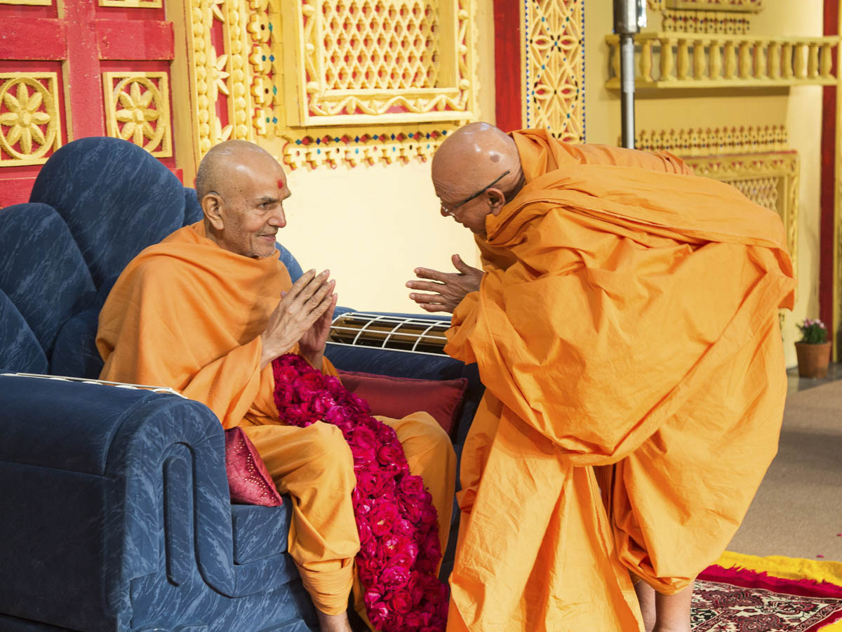 Pujya Tyagvallabh Swami honors Param Pujya Mahant Swami Maharaj with a garland, 16 Jan 2017