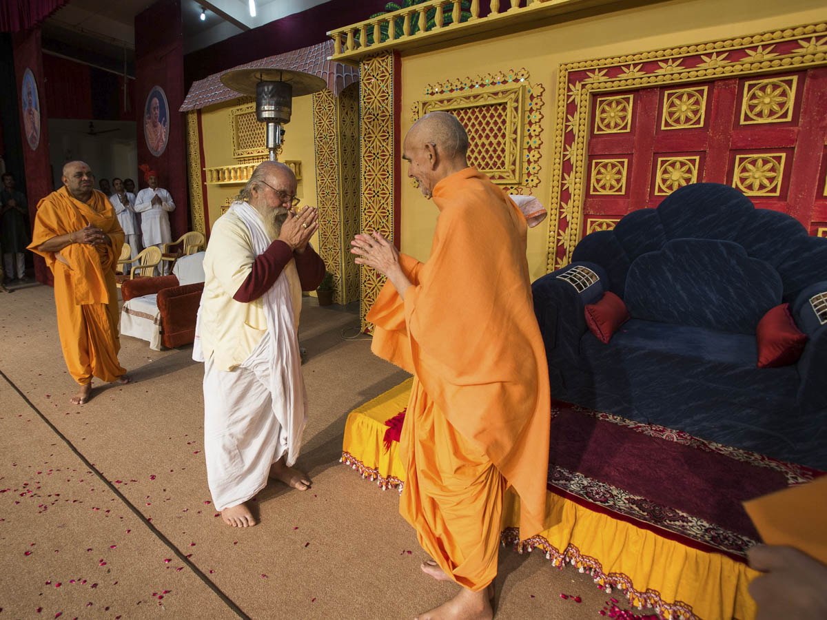 Pujya Bhagwandasji Maharaj, Mahant of Ramji Mandir meets Param Pujya Mahant Swami Maharaj, 16 Jan 2017