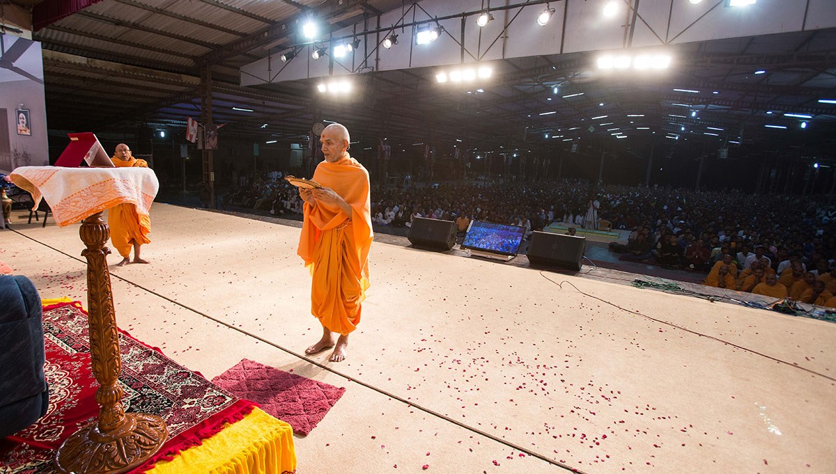 Param Pujya Mahant Swami Maharaj performs the evening arti, 16 Jan 2017
