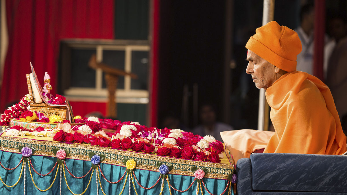 Param Pujya Mahant Swami Maharaj performs his morning puja, 17 Jan 2017
