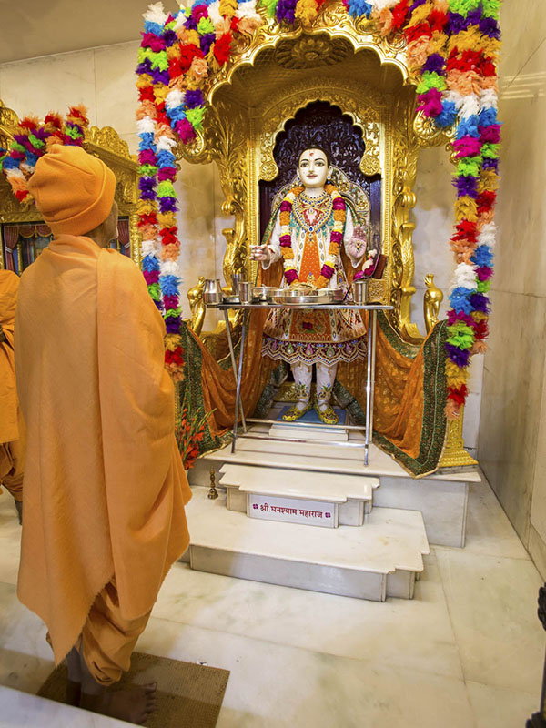 Param Pujya Mahant Swami Maharaj engrossed in darshan of Thakorji, 17 Jan 2017