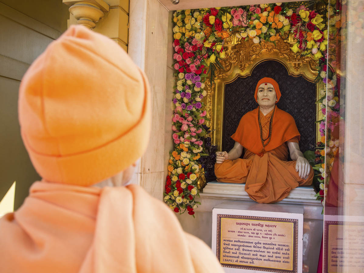 Param Pujya Mahant Swami Maharaj engrossed in darshan of Brahmaswarup Shastriji Maharaj, 17 Jan 2017