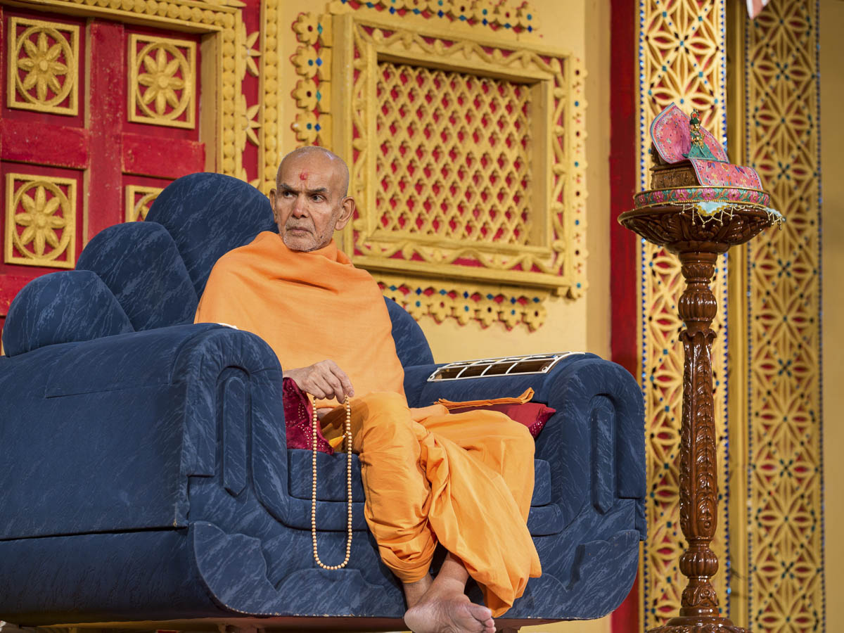 Param Pujya Mahant Swami Maharaj doing a mala, 17 Jan 2017