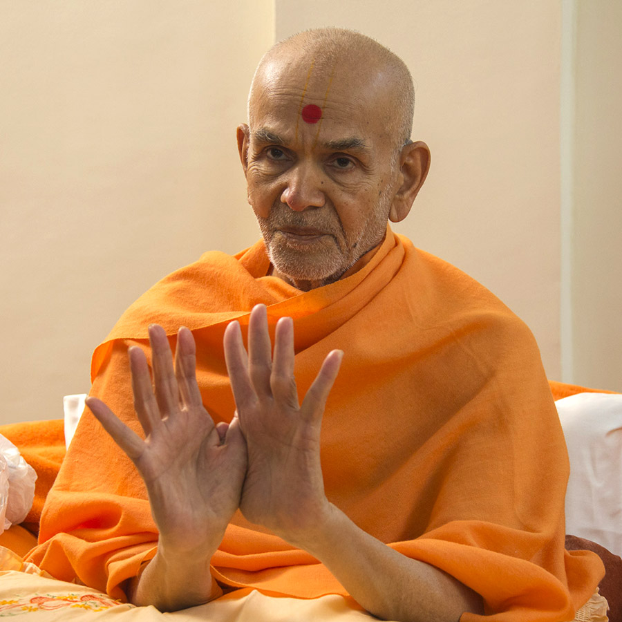 Param Pujya Mahant Swami Maharaj in a divine mood, 18 Jan 2017