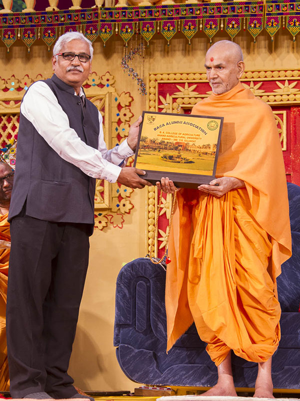Dr. K.P. Patel, Dean, Anand Agricultural University, honors Param Pujya Mahant Swami Maharaj, 18 Jan 2017