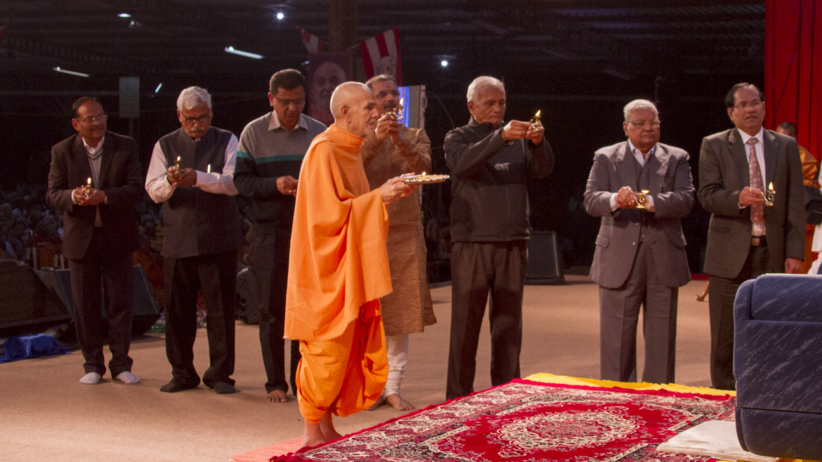 Param Pujya Mahant Swami Maharaj and dignitaries perform arti, 18 Jan 2017