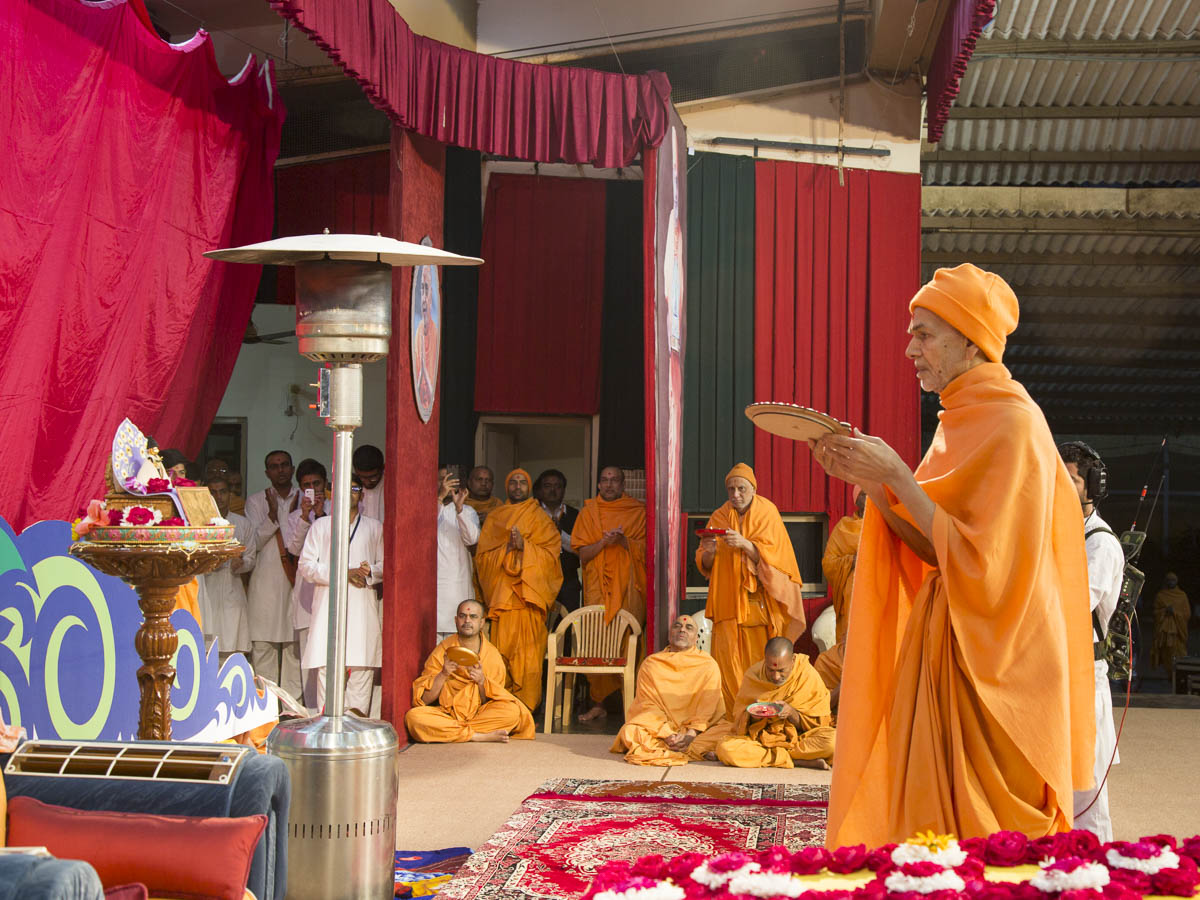 Param Pujya Mahant Swami Maharaj performs morning arti, 19 Jan 2017